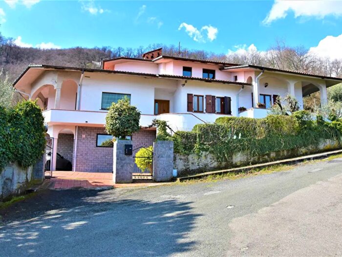 Casa con 16 locali in vendita in Mulazzo