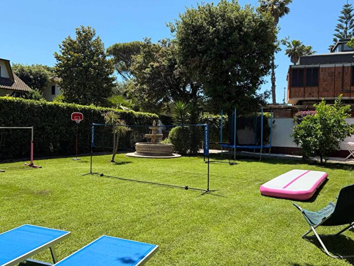 Casa con 6 locali in affitto in Via Porto Recanati, Fregene, Fiumicino