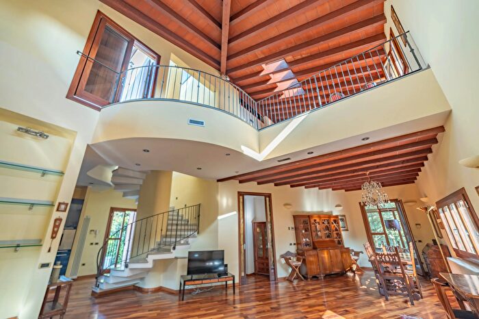 Casa con 12 locali in vendita in Via Lodovico Il Moro, Milano