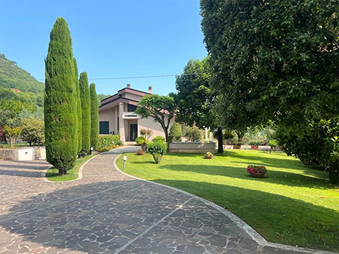 Casa con 11 locali in vendita in Belmonte Castello