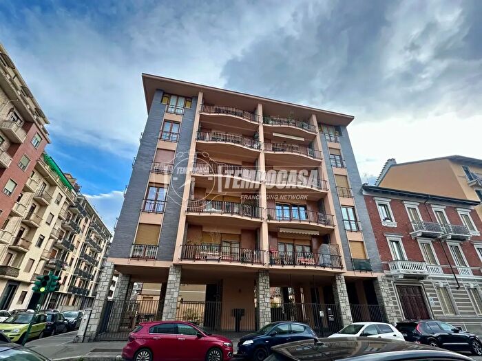 Appartamento con 5 locali in vendita in Via Luigi Capriolo, Torino