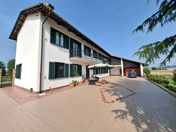 Casa con 7 locali in vendita in Castagnito
