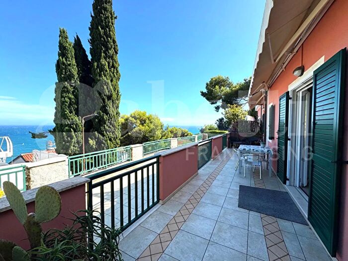 Appartamento trilocale in vendita in Via Aurora, Andora