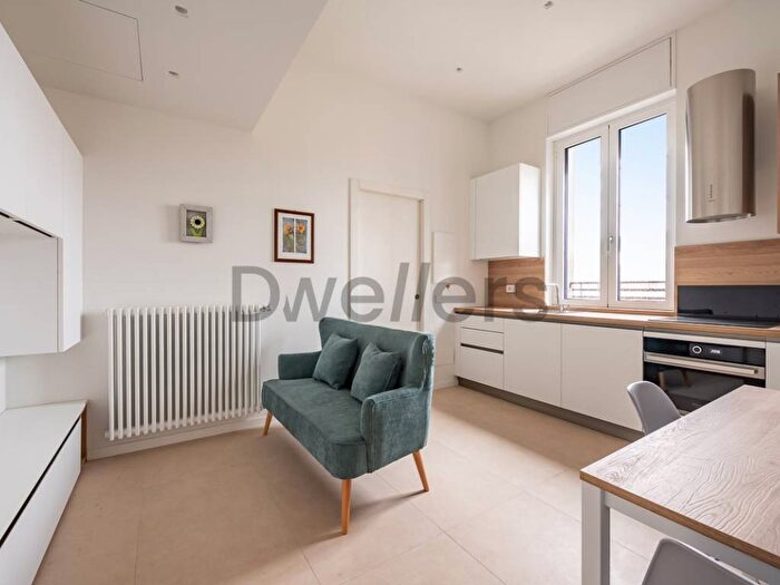 Appartamento trilocale in affitto in Via Roberto Sarfatti, Bocconi, Milano