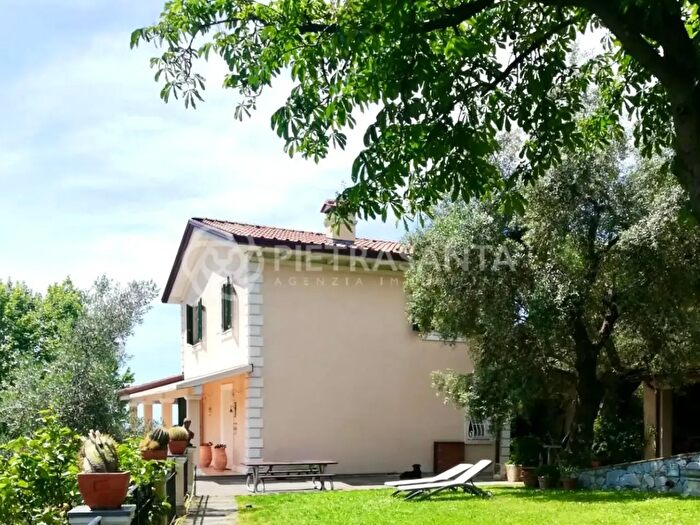 Casa con 6 locali in vendita in Pietrasanta