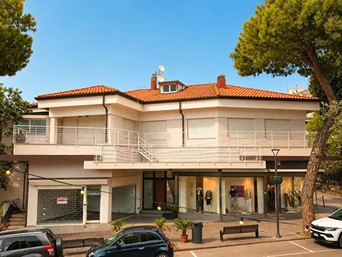 Appartamento con 8 locali in vendita in Via Cino Mancini, Cattolica