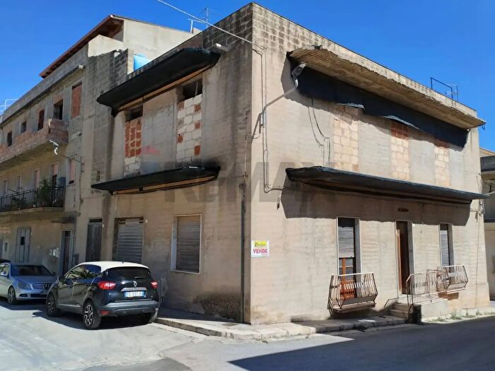 Casa con 10 locali in vendita in Rosolini