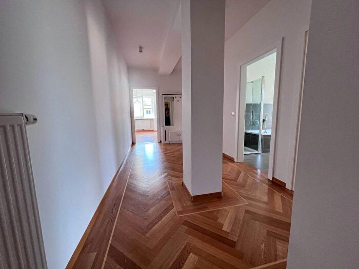 Appartamento trilocale in affitto in Via Portici, Centro, Merano