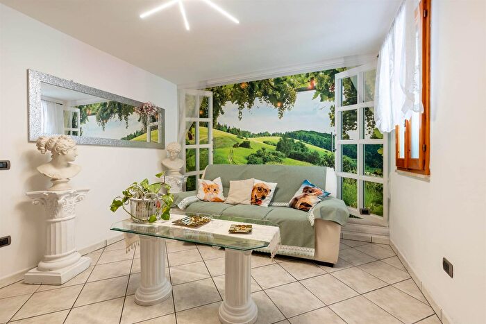 Casa con 6 locali in vendita in Via Indipendenza, Santa Maria A Monte