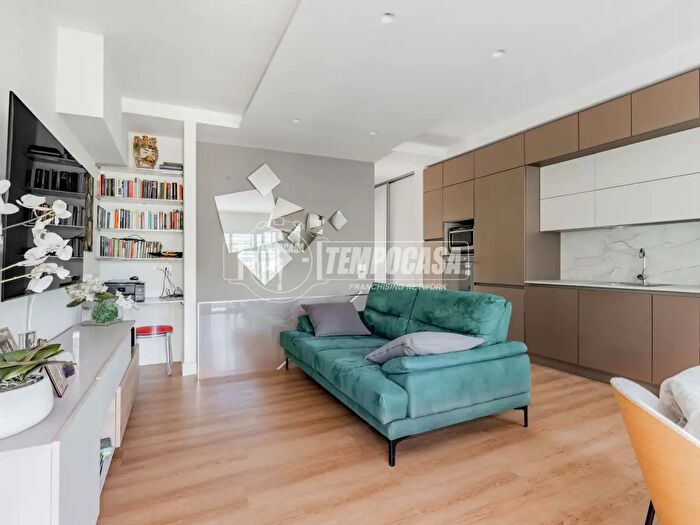 Appartamento quadrilocale in vendita in Via Iris Versari, Roma