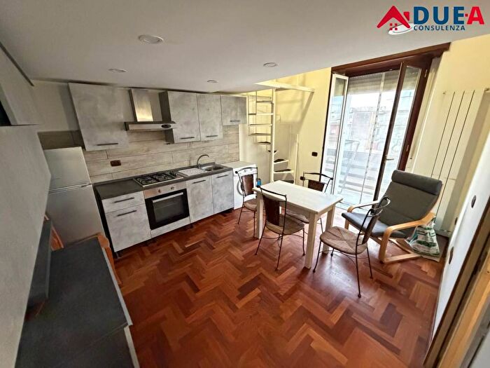 Appartamento bilocale in affitto in Via Enrico Alvino, Vomero, Napoli