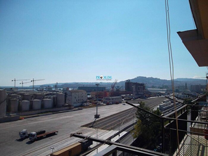 Appartamento quadrilocale in affitto in Via Ponte della Maddalena, Zona Industriale Marina, Napoli