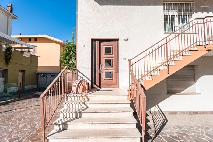 Casa quadrilocale in vendita in Via Francesco Denza, Rimini