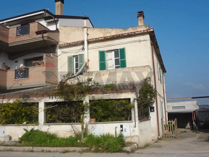 Casa con 7 locali in vendita in Cda Montupoli Avenna, Miglianico