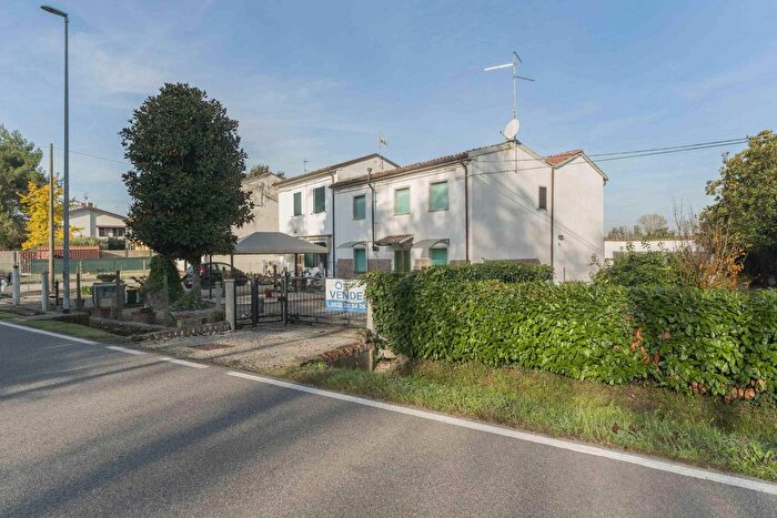 Casa con 6 locali in vendita in Via Aldo Chiorboli, Ferrara