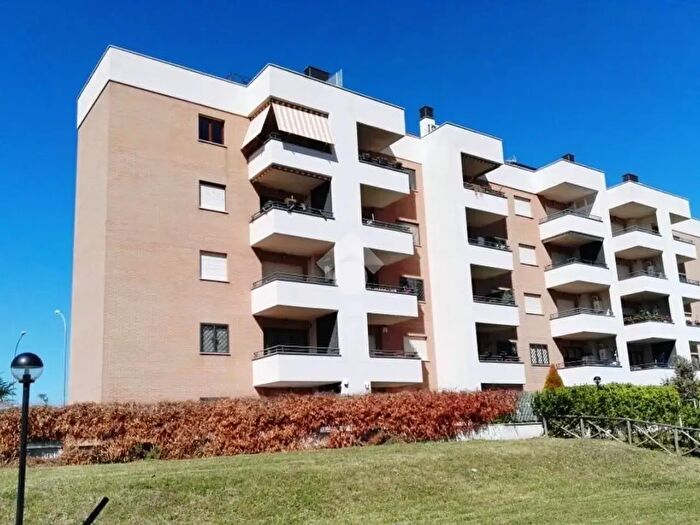 Appartamento trilocale in vendita in Via Raffaello Liberti, Roma
