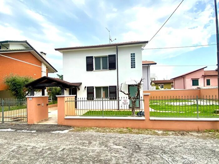 Casa con 7 locali in vendita in Via Grazia Deledda, Gatteo