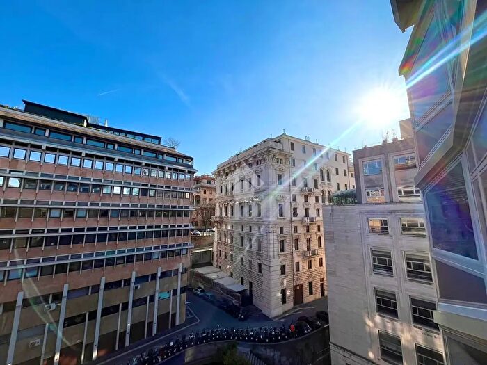 Appartamento con 12 locali in vendita in Via Bartolomeo Bosco, Genova