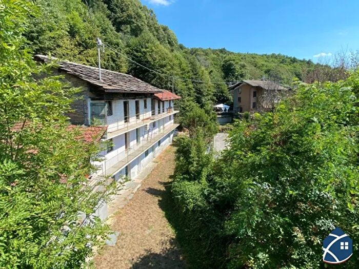 Casa con 6 locali in vendita in Pinasca