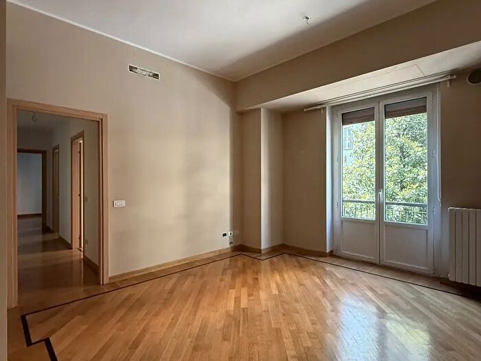 Appartamento trilocale in affitto in Via Sapeto, Milano
