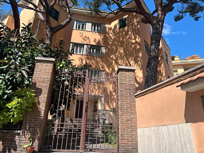 Appartamento trilocale in affitto in Via Girolamo Dandini, San Saba Caracalla, Roma