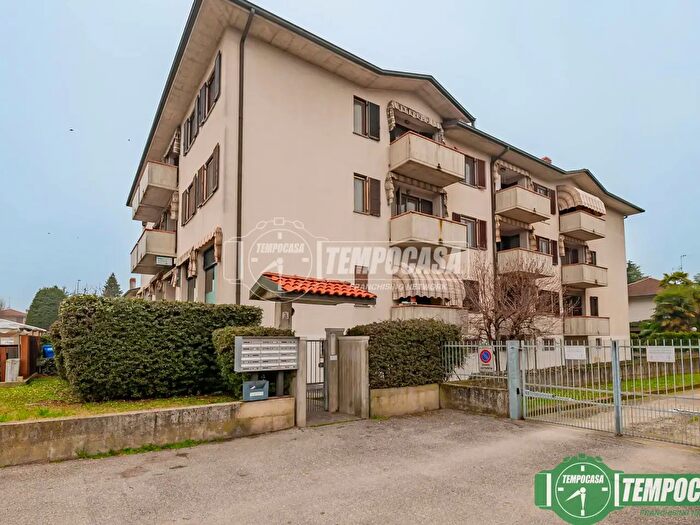 Appartamento trilocale in vendita in Via Fratelli Cervi, San Zenone Al Lambro