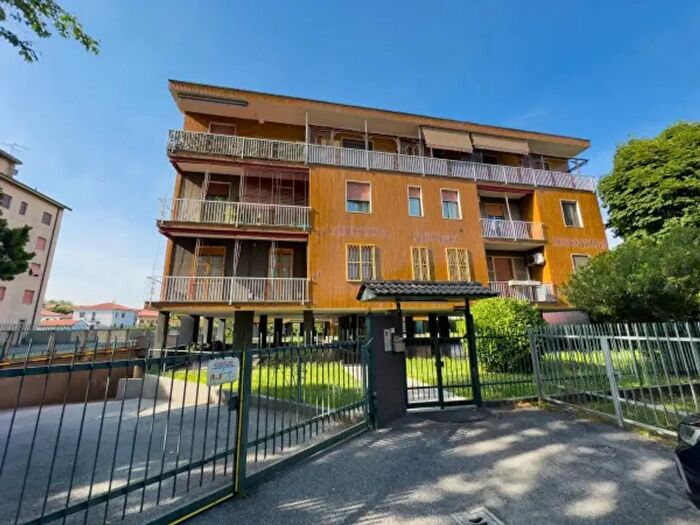 Appartamento trilocale in vendita in Via Giuseppe Saverio Mercadante, Monza