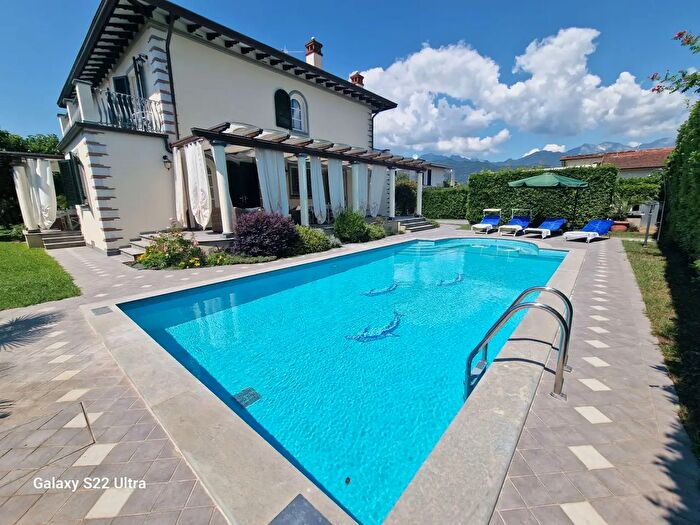 Casa con 12 locali in affitto in Via Versilia, Forte Dei Marmi