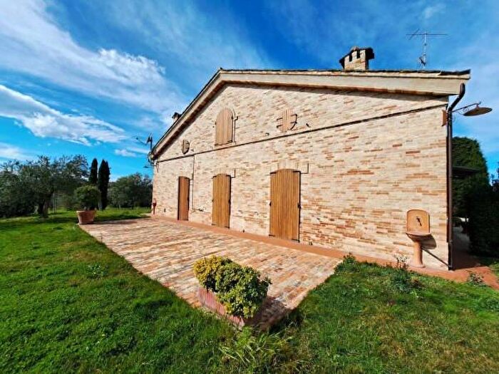 Casa con 6 locali in vendita in Contrada Santa Maria del Monte, Macerata