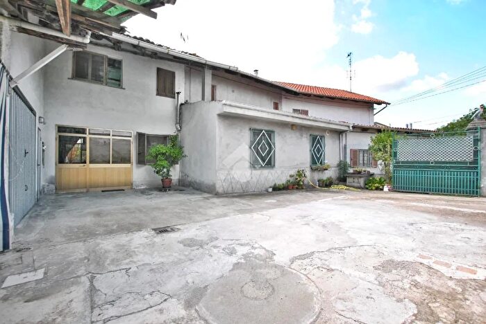 Casa con 8 locali in vendita in Via P Milone, Livorno Ferraris