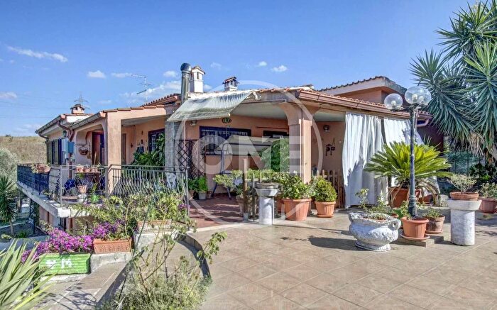 Casa con 10 locali in vendita in Via Quadrelle, Roma