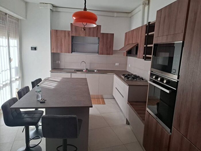 Appartamento con 5 locali in affitto in Via Medardo Rosso, Isola, Milano