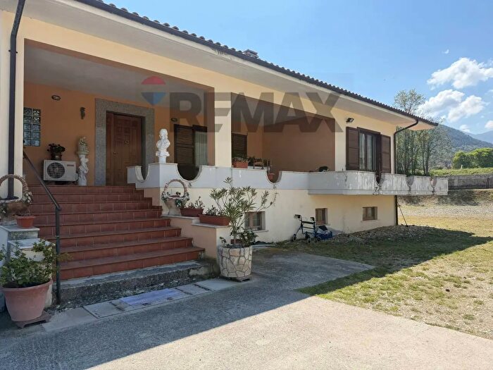 Casa con 8 locali in vendita in Via Torre, Introdacqua