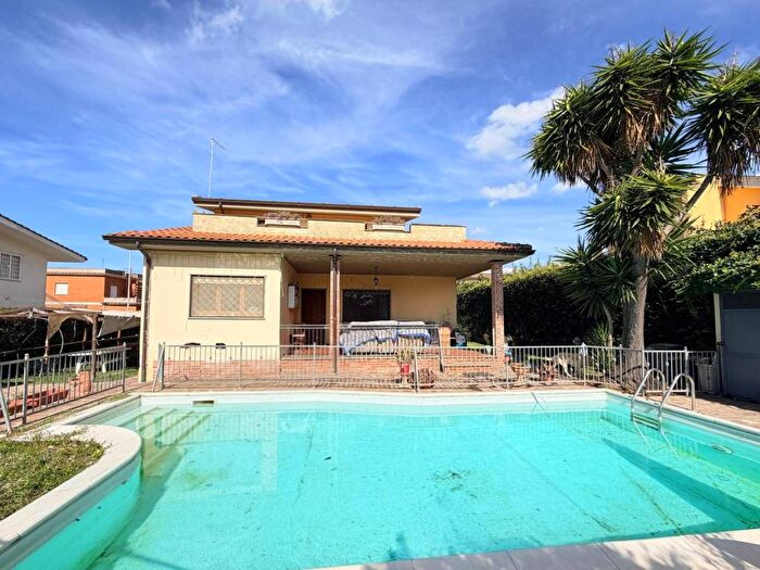 Casa quadrilocale in affitto in Via delle Camelie, Lido dei Pini, Anzio