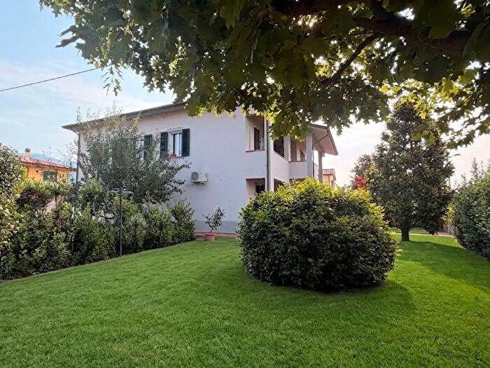 Casa con 10 locali in vendita in Via delle Ville, Capannori