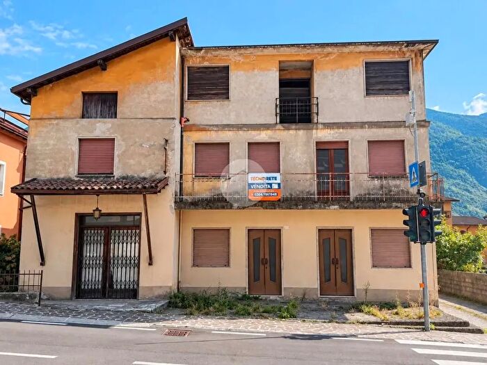 Casa con 8 locali in vendita in Via Alessandro Manzoni, Berzo Inferiore