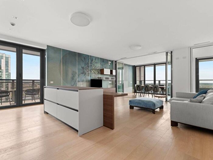 Appartamento trilocale in affitto in Viale Giorgio Ribotta, Torrino, Roma