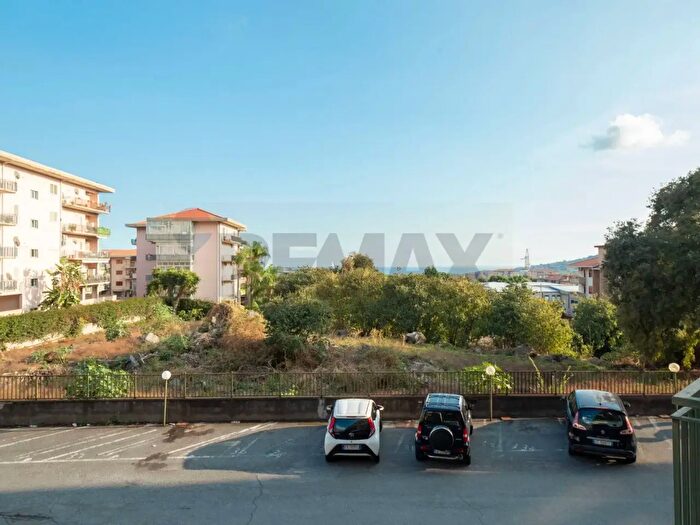 Appartamento con 5 locali in vendita in Via delle Mandre, Acireale
