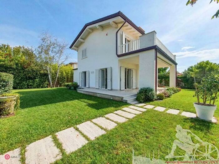 Casa con 7 locali in affitto in Forte Dei Marmi