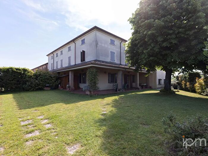 Casa con 8 locali in vendita in Porto Mantovano