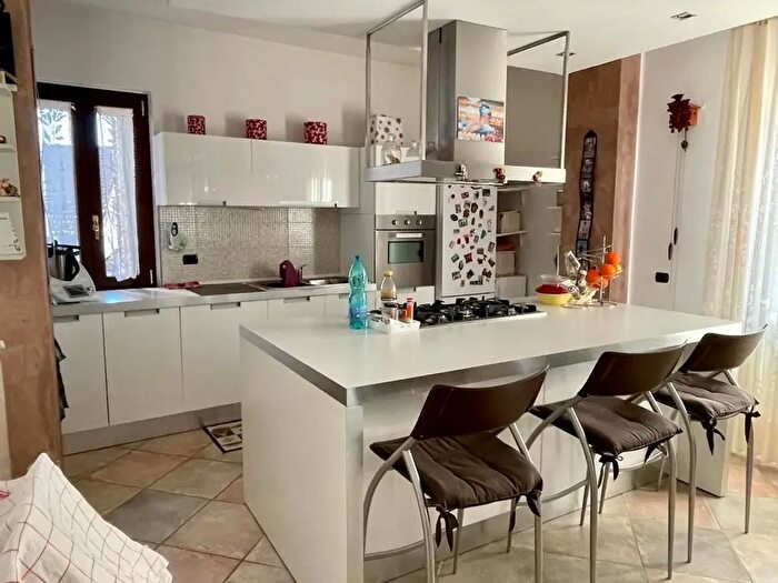 Appartamento trilocale in vendita in Via del Fontanone, Azzate