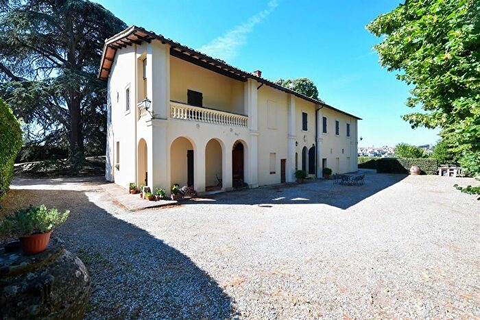 Casa con 13 locali in vendita in Siena