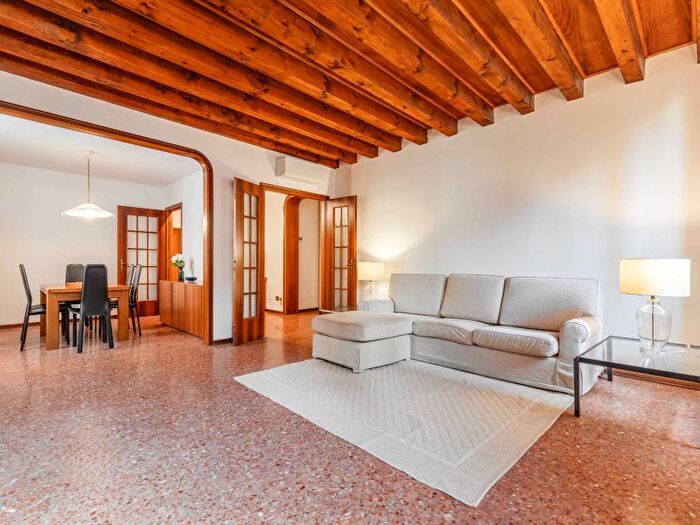 Appartamento con 5 locali in affitto in San Polo, Venezia