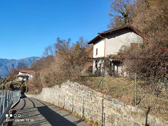 Casa bilocale in vendita in Via Ponna Media Ponna, Ponna