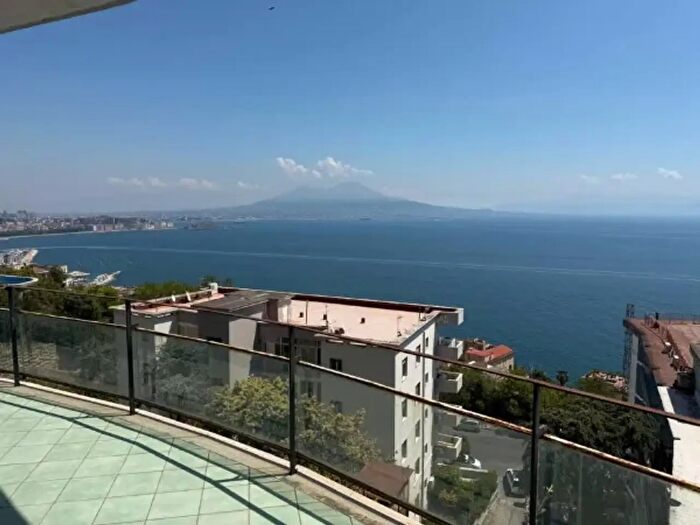 Appartamento con 6 locali in vendita in Via Petrarca, Napoli