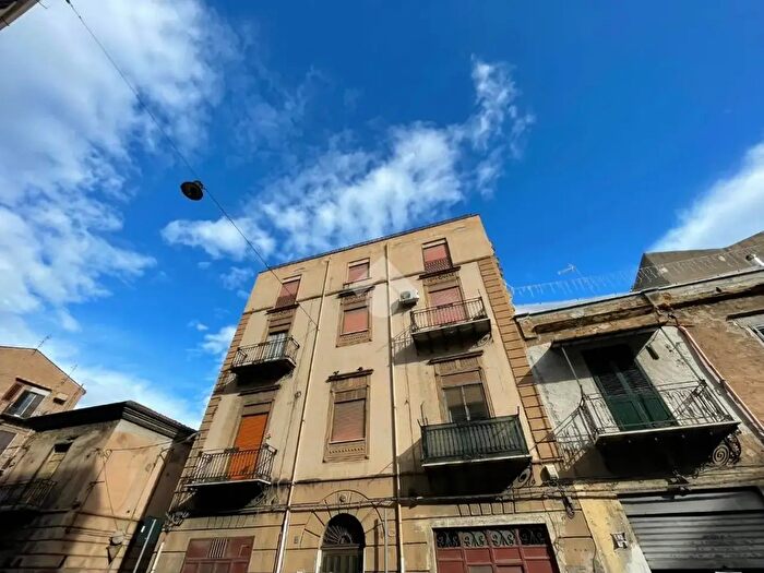 Appartamento con 5 locali in affitto in Via Francesco Paolo Perez, Palermo