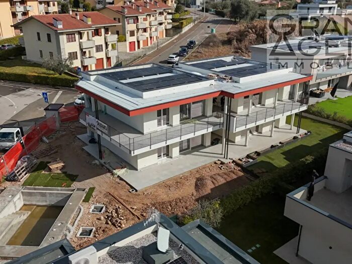 Appartamento trilocale in vendita in Via Crescini, Garda