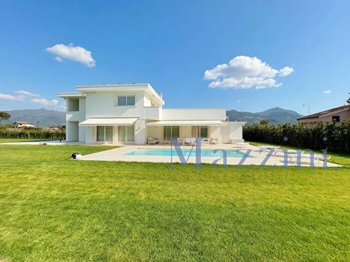 Casa con 10 locali in vendita in Via Pisanica, Pietrasanta