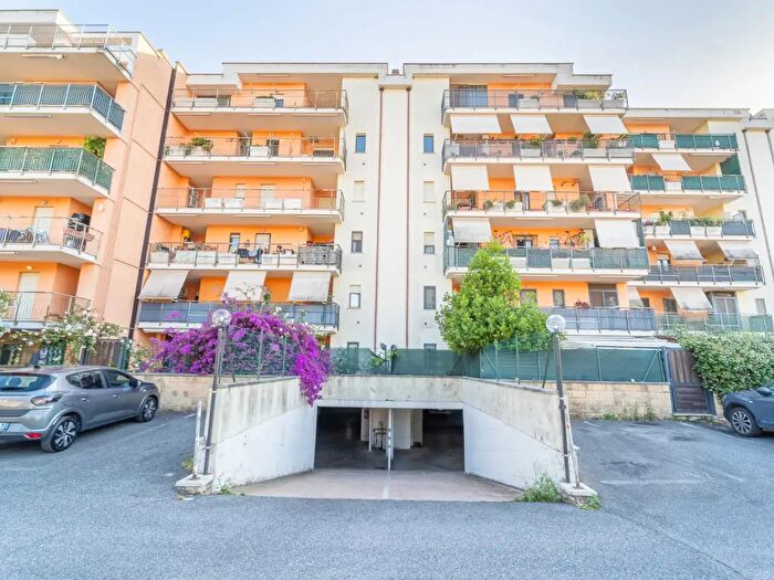 Appartamento con 5 locali in vendita in Viale delle Arti, Pomezia