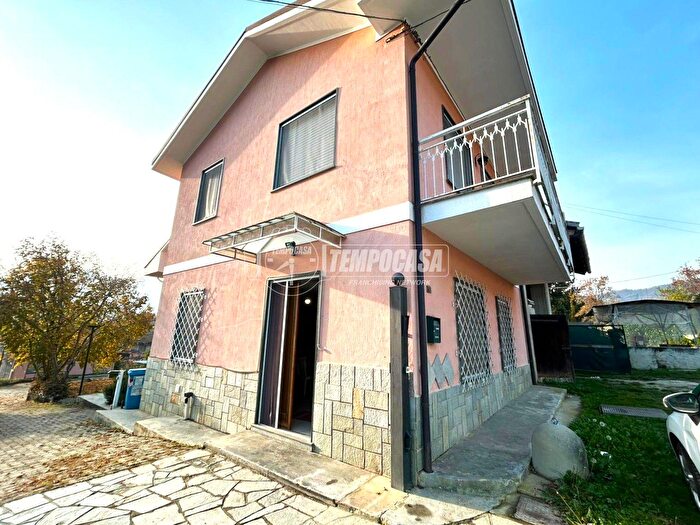 Casa con 6 locali in vendita in Via dei Ranuncoli, Piossasco